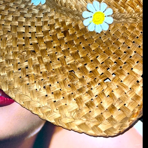 ? ??•? Peter Grimm x Daisy… No dukes needed Vibe